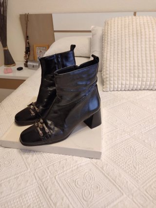 Botines negros piel con detalle metálico