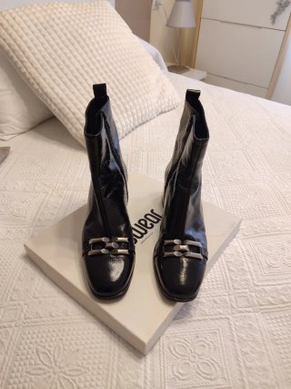 Botines negros piel con detalle metálico