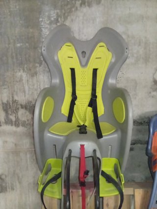 Cadireta infantil per la bicicleta Decathlon.