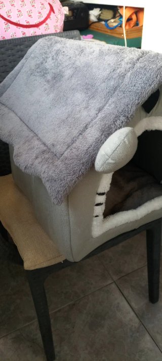 Casita para mascotas gris y blanca
