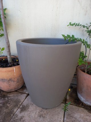 Maceta grande de resina