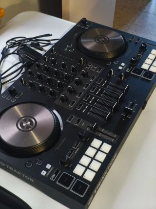 Traktor Kontrol S3 + Funda + Licencia Traktor