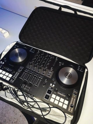 Traktor Kontrol S3 + Funda + Licencia Traktor