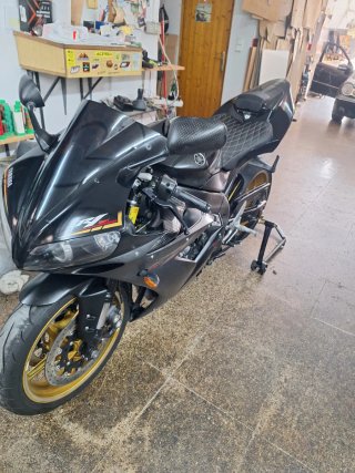 Yamaha R1 2007 Negra y Dorada