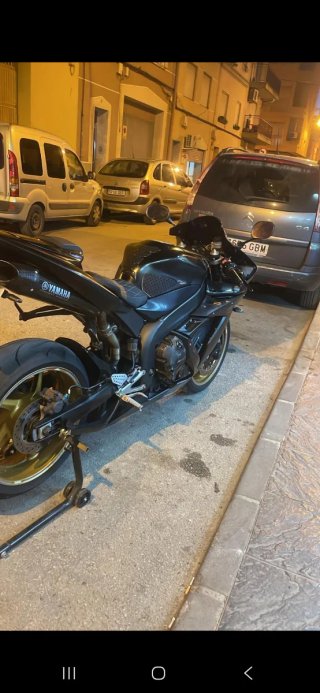 Yamaha R1 2007 Negra y Dorada