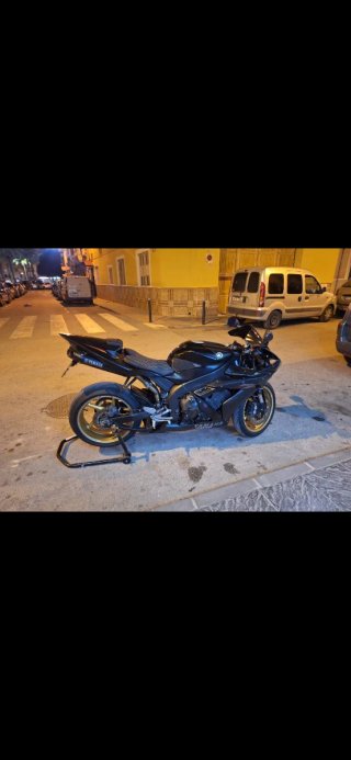 Yamaha R1 2007 Negra y Dorada
