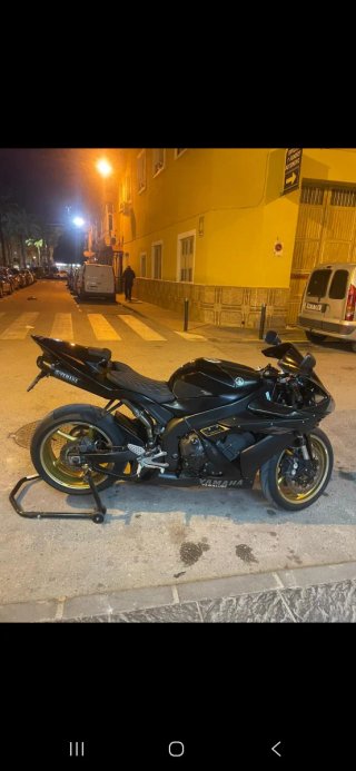 Yamaha R1 2007 Negra y Dorada