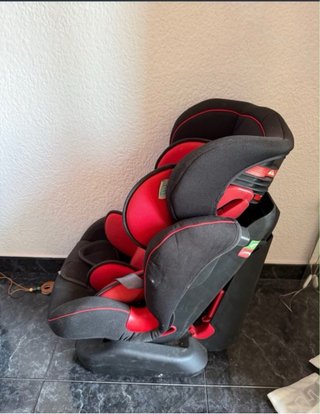 Silla de coche negra y roja