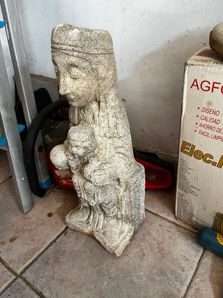 Estatua de piedra virgen de monserrat preciosa