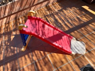 Tobogán infantil rojo y azul