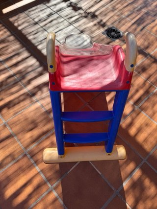 Tobogán infantil rojo y azul