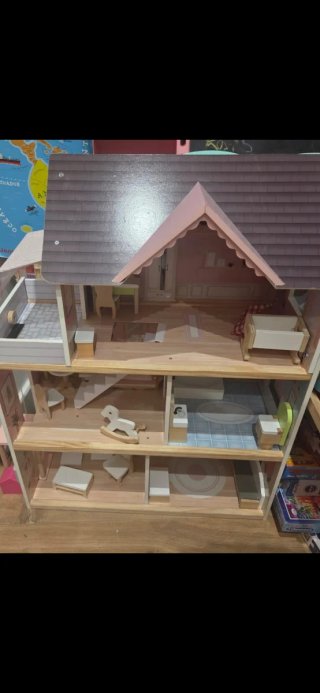 Casita de juguete de madera