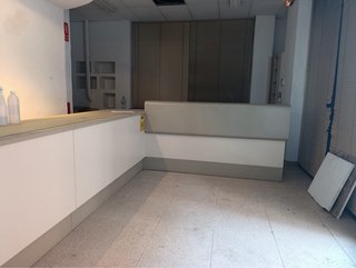 Mostrador de recepción gris y blanco