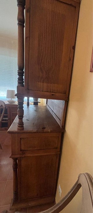 Vitrina de madera con puertas de cristal