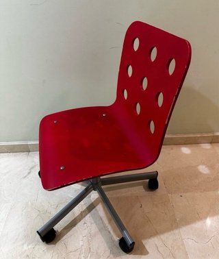 Silla roja con ruedas