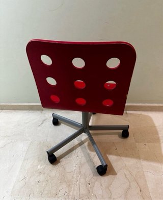 Silla roja con ruedas