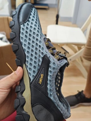 Zapatillas deportivas grises y azules