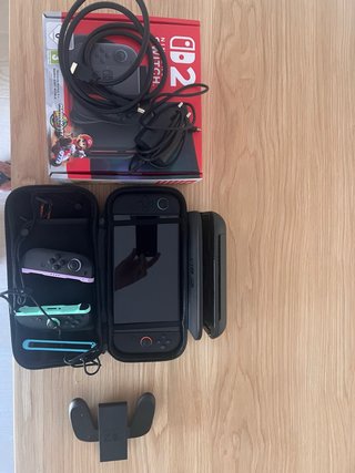 Nintendo Switch + 2 controller + custodia