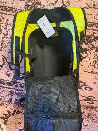 Mochila rígida Louis verde y negra