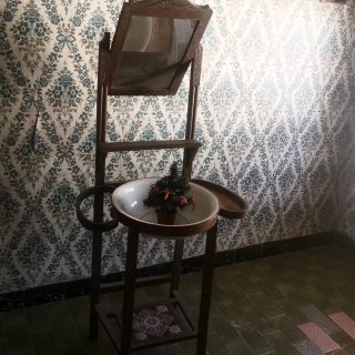 Mueble tocador antiguo con lavabo