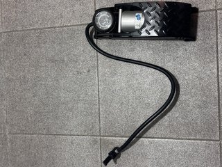 Bomba de pie para coche con manómetro