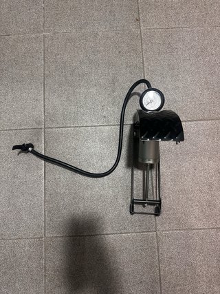 Bomba de pie para coche con manómetro