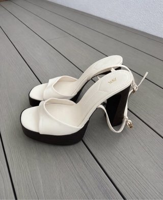 Zapatos de tacón Zara blancos y negros
