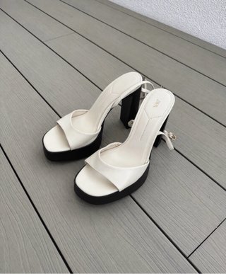 Zapatos de tacón Zara blancos y negros