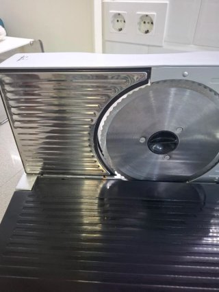Cortadora de fiambres JATA  CF301