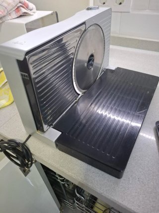 Cortadora de fiambres JATA  CF301