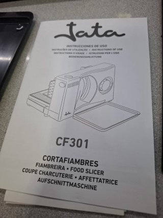 Cortadora de fiambres JATA  CF301