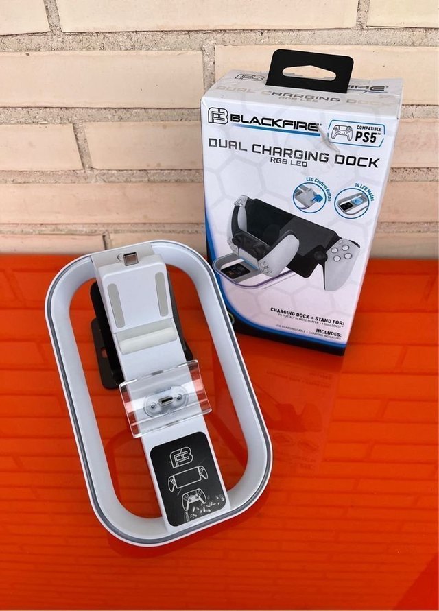 Base di ricarica PS5 Portal e controller DualSense RGB