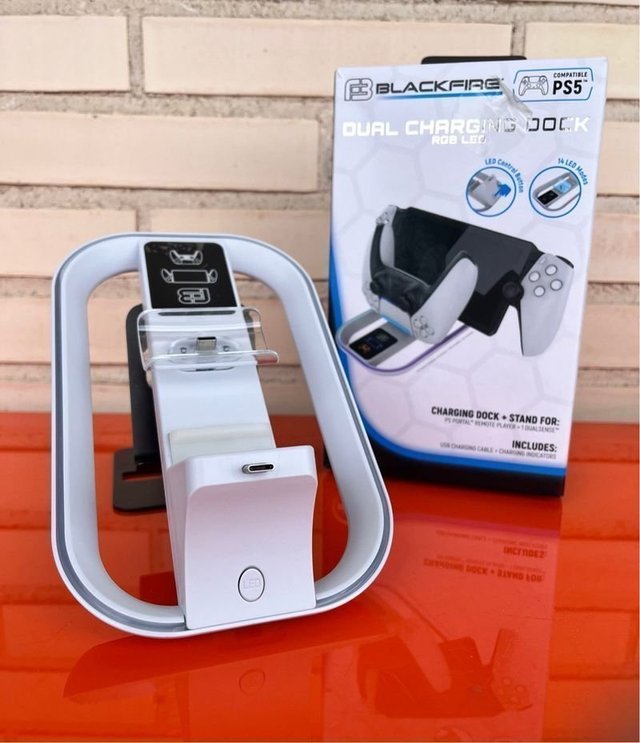 Base di ricarica PS5 Portal e controller DualSense RGB