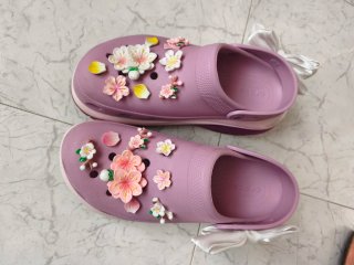 Crocs Morados con Flores y Lazo Blanco