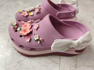 Crocs Morados con Flores y Lazo Blanco