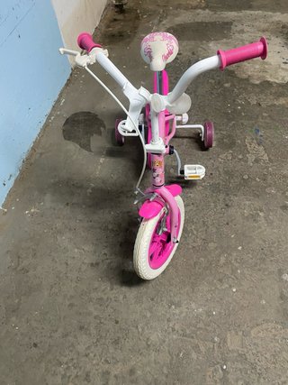 Bicicleta infantil rosa con ruedines