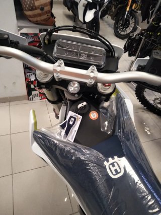 Husqvarna 701 Enduro Blanca y Amarilla