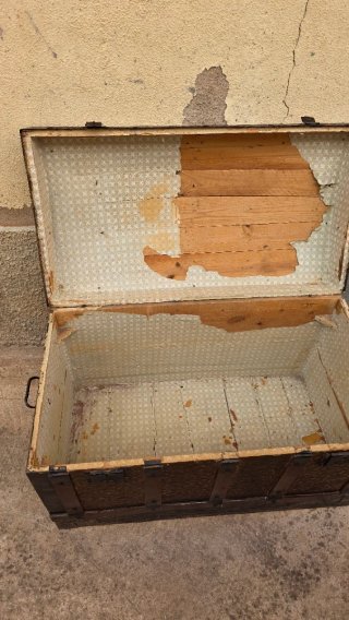 Baúl antiguo de madera y metal