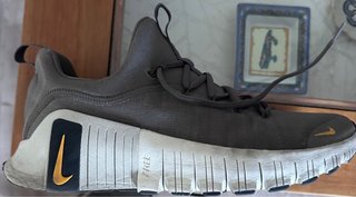 Nike Free Metcon 6 Gris y Dorado