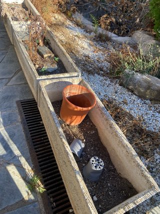 Jardineras de piedra y hormigón