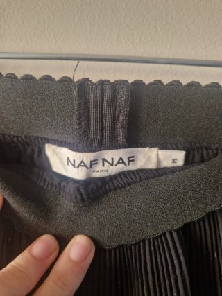 Falda corta NAF NAF negra plisada