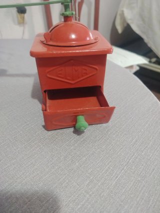 Molinillo de café antiguo rojo