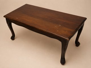 Mesa baja de madera estilo clásico.