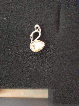 Dije de cisne con piedra color ámbar Swarovski