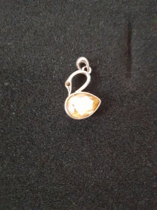 Dije de cisne con piedra color ámbar Swarovski