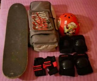 Skate y equipo de protección completo