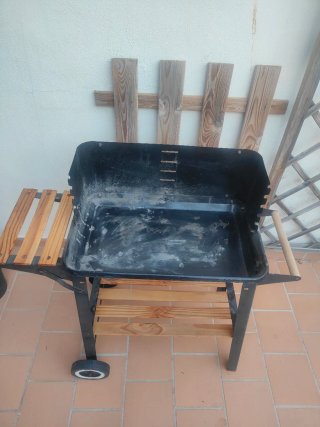 Barbacoa de metal y madera