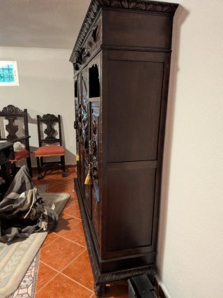 Mesa y mueble de despacho de madera tallada.