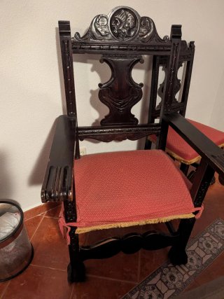 Mesa y mueble de despacho de madera tallada.