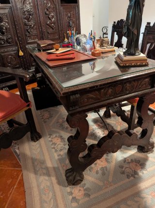 Mesa y mueble de despacho de madera tallada.